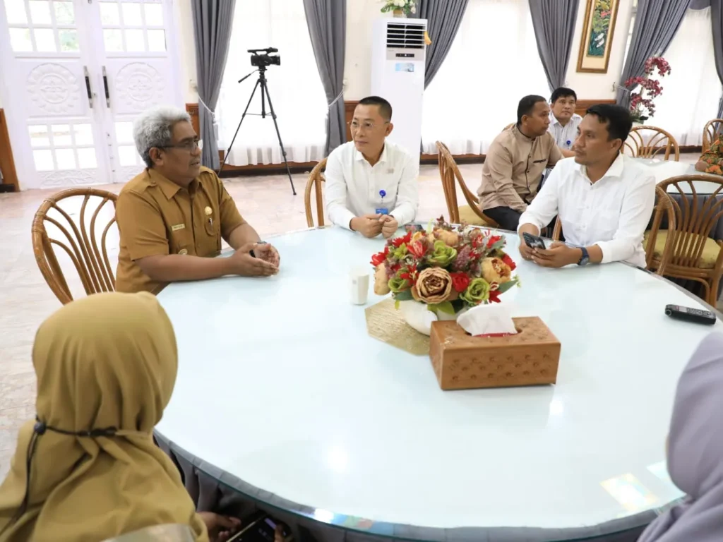 Foto: Kepala LPP RRI Lhokseumawe Antoni, SSos berdiskusi bersama Pj Bupati Mahyuzar serta hadir 2 remaja putri  yang berhasil menjuarai Pekan Tilawatil Qur’an (PTQ) yang diselenggarakan oleh LPP RRI Lhokseumawe