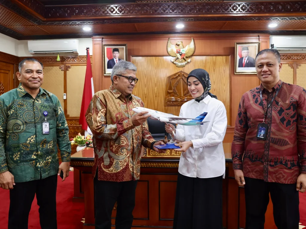 Foto: Penjabat Gubernur Aceh, Bustami, SE, M.Si, menerima kunjungan Vice Presiden Garuda Indonesia Wilayah Sumatera Fitri Ruswita dan General Manager Garuda Indonesia Wilayah Aceh Nano Setiawan, di ruang kerja Gubernur, Kamis (21/3/2023).