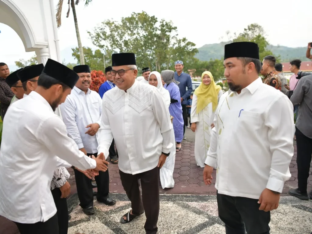 Foto: Pj. Gubernur Aceh, Bustami bersama Pj. Ketua PKK Aceh, Mellani Subarni disambut Pj. Bupati Aceh Besar, Muhammad Iswanto saat menghadiri Buka puasa bersama sekaligus Peusijuk serta Santunan Kepada Anak Yatim  di Pendopo Bupati Aceh Besar, Kota Jantho, Aceh Besar, Kamis, 21/03/2024.