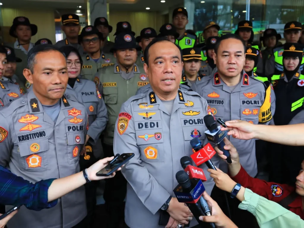 Foto: Asisten Kapolri Bidang Sumber Daya Manusia (As-SDM) Irjen Pol Dedi Prasetyo melepas pemberangkatan tim misi kemanusiaan ke lokasi banjir di Kabupaten Demak, Jawa Tengah, Jumat, 22 Maret 2024.