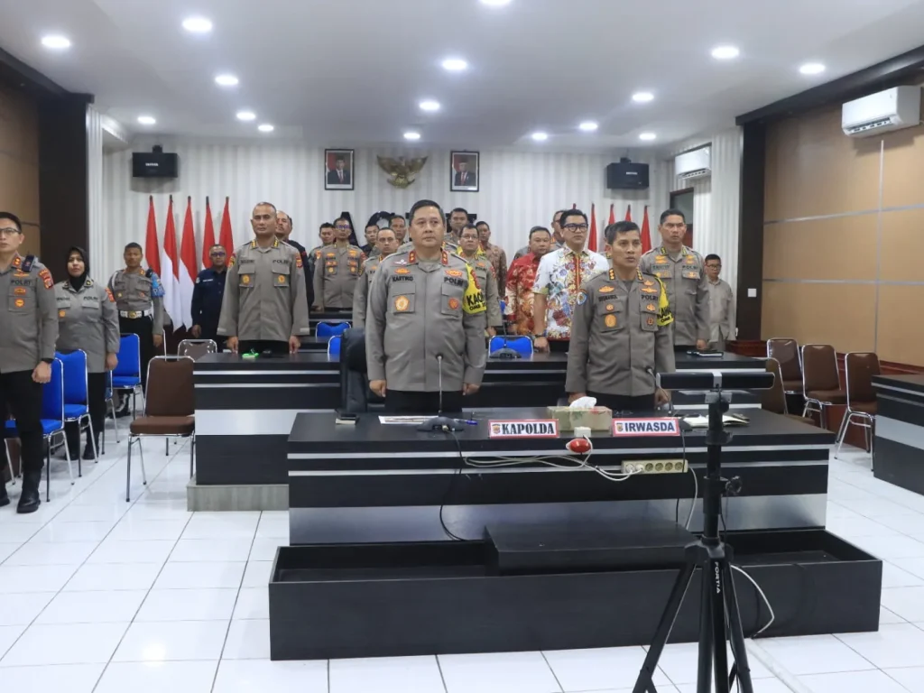 Foto: Kapolda Aceh Irjen Achmad Kartiko menghadiri secara virtual rapat kerja teknis (rakernis) gabungan Divhumas, Divpropam, Divkum, Div TIK, dan Divhubinter Polri tahun 2024 di ruang vidcon Polda Aceh, Jumat, 22 Maret 2024.