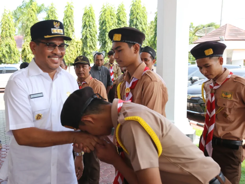Foto: Penjabat (Pj) Wali Kota Lhokseumawe A. Hanan, SP, MM lepas kontingen Pramuka Kwartir Cabang (Kwarcab) Kota Lhokseumawe untuk mengikuti mengikuti Musabaqah Tunas Ramadhan (MTR) XXIII di Banda Aceh dari tanggal 23 sampai 27 Maret mendatang. Pelepasan dilakukan di halaman kantor Wali Kota Lhokseumawe, Jum’at (22/03/2024).Penjabat (Pj) Wali Kota Lhokseumawe A. Hanan, SP, MM lepas kontingen Pramuka Kwartir Cabang (Kwarcab) Kota Lhokseumawe untuk mengikuti mengikuti Musabaqah Tunas Ramadhan (MTR) XXIII di Banda Aceh dari tanggal 23 sampai 27 Maret mendatang. Pelepasan dilakukan di halaman kantor Wali Kota Lhokseumawe, Jum’at (22/03/2024).