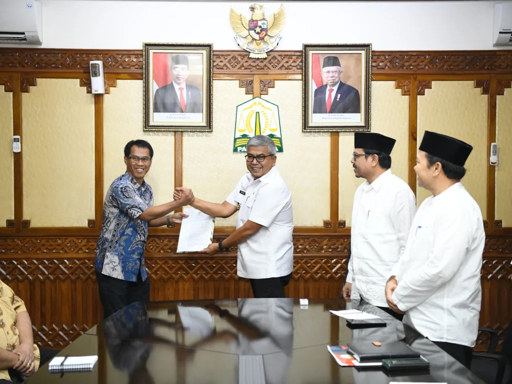 Foto: Pj. Gubernur Aceh Bustamu Hamzah menerima audiensi ketua tim perencanaan pemantauan dan evaluasi pelaksanaan tanah Wilayah II, subdit pengadaan tanah jalan bebas hambatan kementerian PUPR bersama PT. Hutama karya di ruang rapat Gubernur Aceh. Jum’at, 22/3/2024.