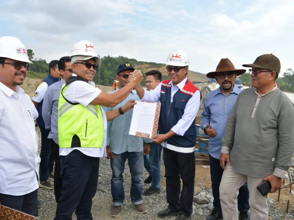 Foto: Pj. Gubernur Aceh, Bustami didampingi Plh. Sekda Aceh, Azwardi bersama Bupati Pidie, Wahyudi Adisiswanto, meninjau Jalan Tol Sibanceh dan Musyawarah bersama mqsyarakat di Padang Tiji, Pidie, Sabtu, 23/03/2024