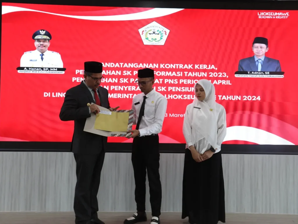 Foto: Pj Wali Kota Lhokseumawe penyerahan Surat Keputusan (SK) dan penandatanganan perjanjian kerja 141 orang tenaga PPPK Formasi tahun 2023 yang berlangsung di aula kantor Walikota Lhokseumawe