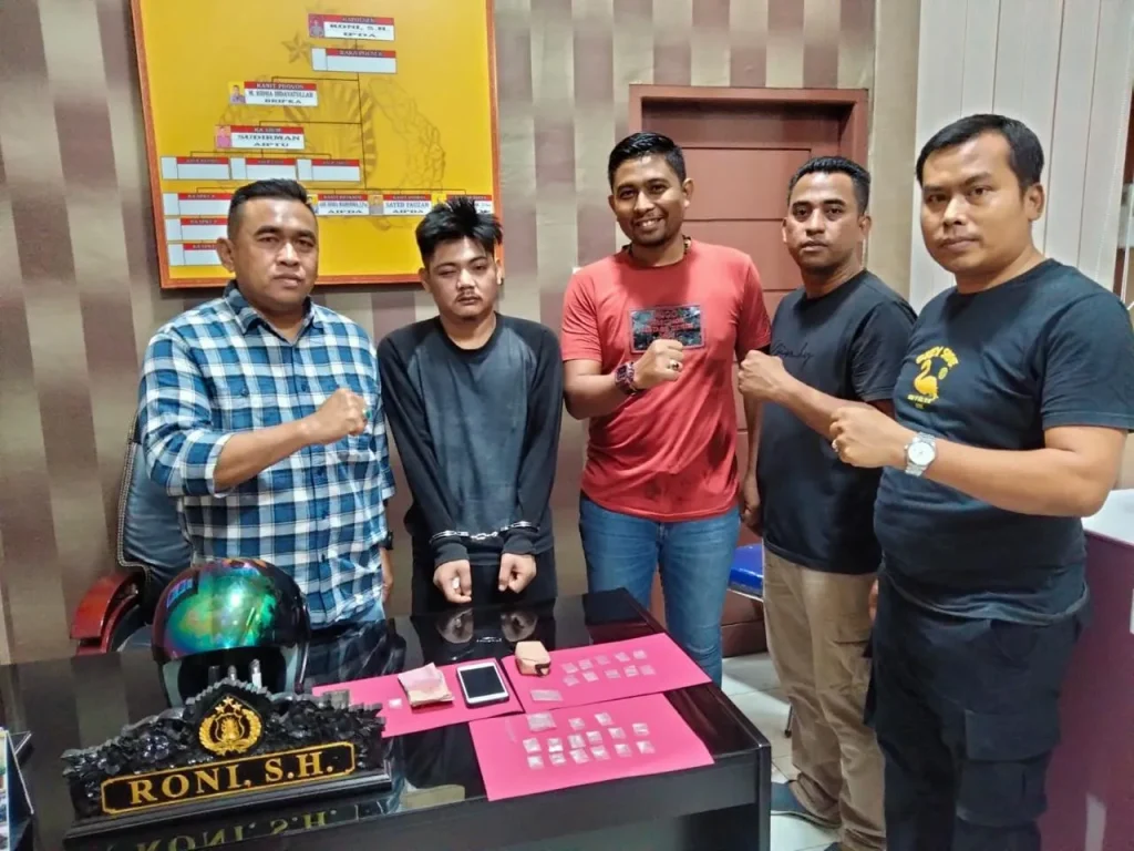 Foto: Kapolsek Muara dua IPDA Roni memperlihatkan barang bukti Narkoba bersama Tersangka