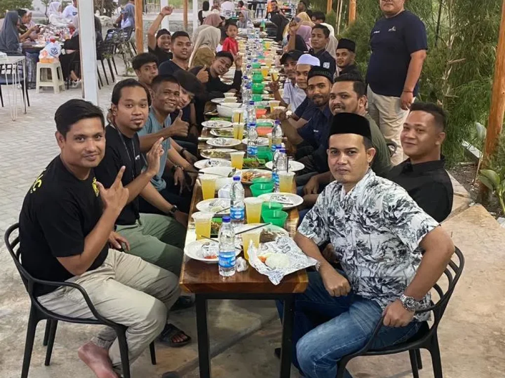 Foto: Comunitas Civic Ferio atau CFO Aceh mengelar buka puasa bersama anak yatim serta menyantuni 10 anak yatim, lokasi cafe Zona Nyaman, Jalan Elak Bireuen