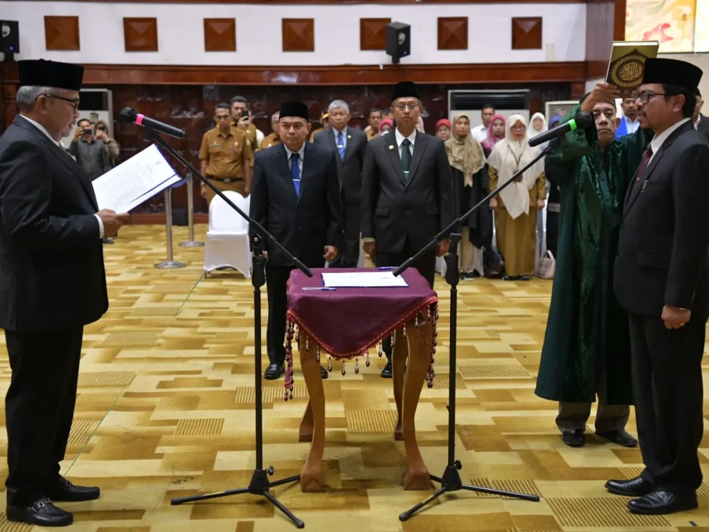 Foto: Penjabat Gubernur Aceh, Bustami, melantik Asisten Pemerintahan, Keistimewaan, dan Kesejahteraan Rakyat sebagai Pj Sekretaris Daerah (Sekda) Aceh, di Anjong Mon Mata Meuligoe Gubernur, Senin, (25/3/2024).