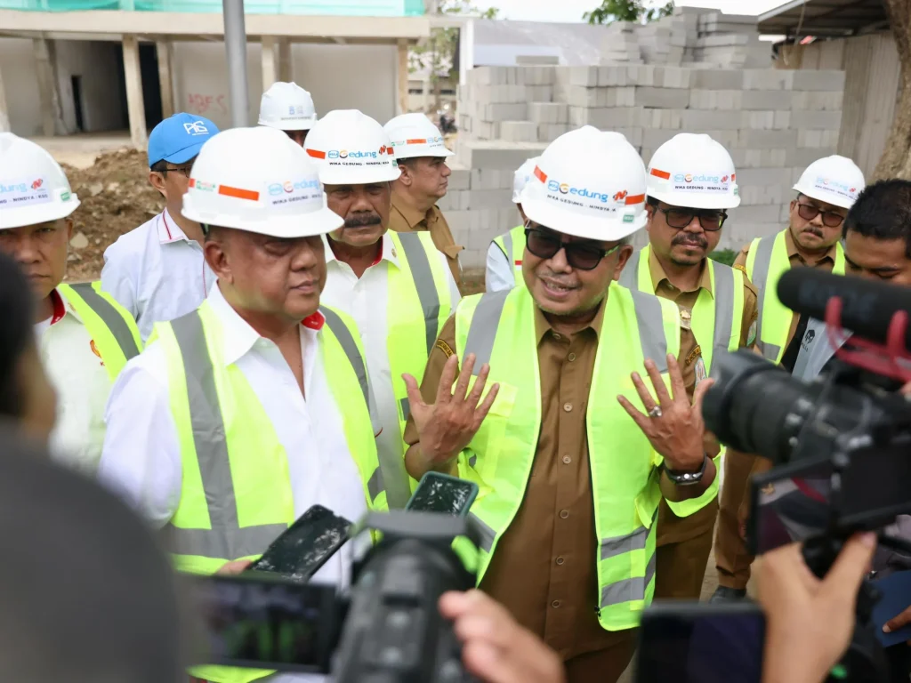 Foto: Penjabat Gubernur Aceh, Bustami, SE, M.Si, bersama Ketua Umum Komite Olahraga Nasional Indonesia (KONI), Marciano Norman, memberi keterangan kepada awak media usai meninjau lokasi pembangunan venue utama PON XXI Aceh-Sumut 2024, di Stadion Harapan Bangsa, Lhong Raya, Banda Aceh, Selasa (26/3/2024)