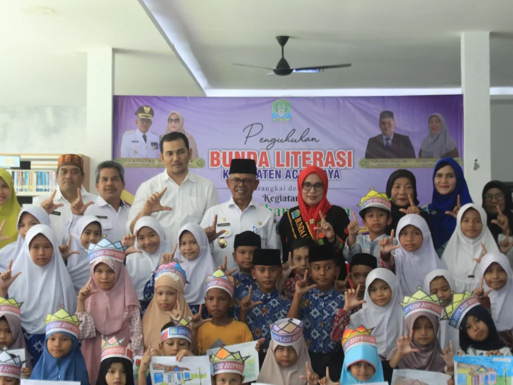 Foto: Penjabat (Pj.) Bupati Aceh Jaya, Dr. A. Murtala., M.Si., mengukuhkan Mahdalena, SE., MSM., sebagai Bunda Literasi Kabupaten Aceh Jaya di Gedung Dinas Perpustakaan dan Arsip Kabupaten Aceh Jaya pada hari Rabu, 27 Maret 2024.