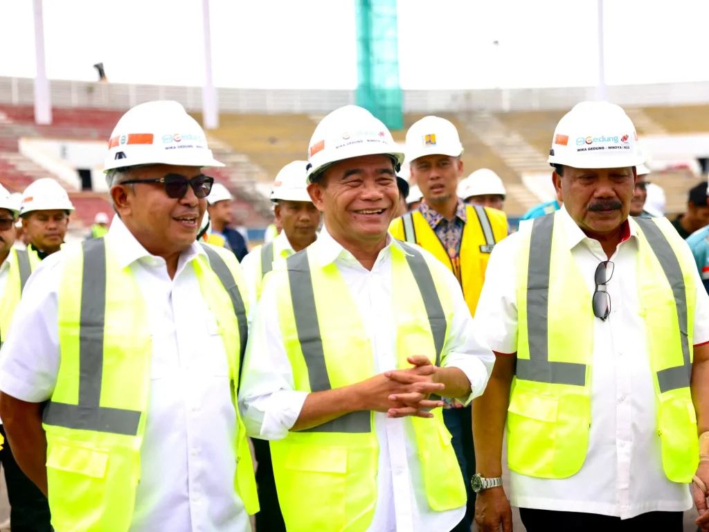 Foto: Penjabat Gubernur Aceh, Bustami, SE, M.Si,  mendampingi Menteri Koordinator Bidang pembangunan Manusia Dan Kebudayaan RI, Dr. Muhadjir Effendy, Ketua Umum Komite Olahraga Nasional Indonesia (KONI), Marciano Norman, meninjau lokasi pembangunan venue utama PON XXI Aceh-Sumut 2024, di Stadion Harapan Bangsa, Lhong Raya, Banda Aceh, Rabu (27/3/2024)