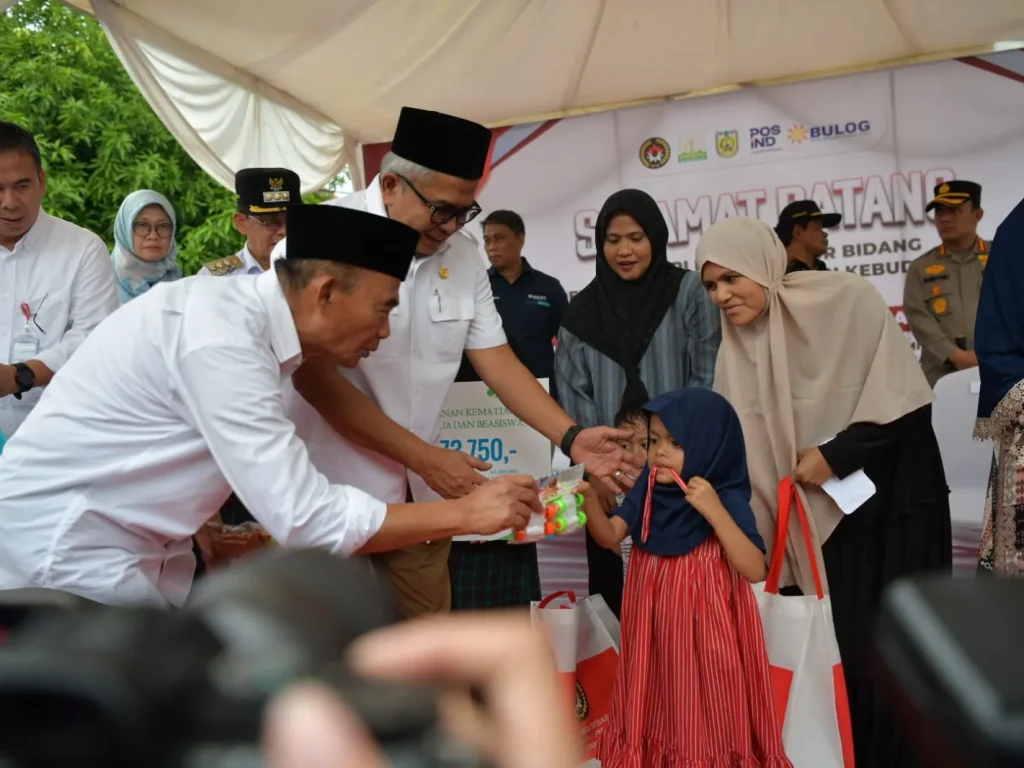 Foto: Pj. Gubernur Aceh, Bustami mendampingi Menteri Koordinator
Bidang Pembangunan Manusia dan Kebudayaan RI, Muhajjir Efendi 
Berdialog dengan Masyarakat, Penerima Program Mekar yang juga penerima PKH, dan Terkait Stunting serta Kemiskinan Ekstrem, Desa Lampulo, Banda Aceh, Rabu, 27/03/2024.