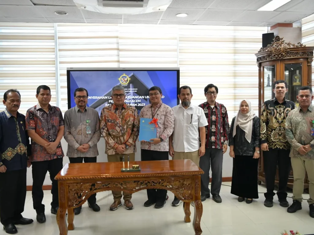 Foto: Pj. Gubernur Aceh, Bustami melakukan Penyerahan Laporan Keuangan  Unaudited Pemerintah Aceh Tahun Anggaran 2023 ke BPK RI Provinsi Aceh di Aula BPK RI, Kamis, 28/03/2024.