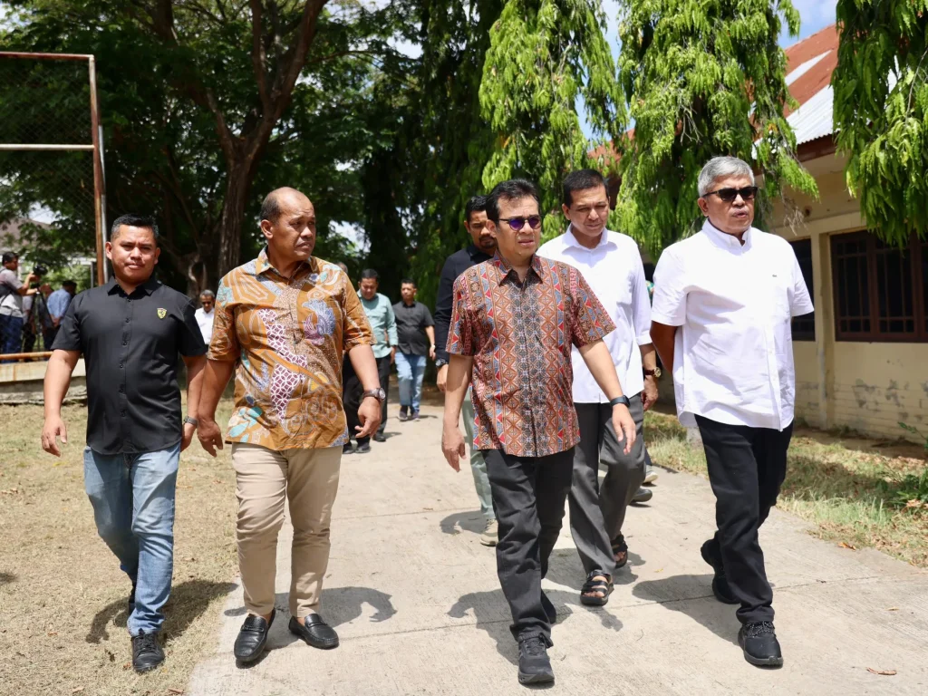 Foto: Penjabat Gubernur Aceh, Bustami, SE, M.Si,  mendampingi mendampingi Wakil Menteri Menteri Komunikasi dan Informatika RI, Nezar Patria, meninjau bakal lokasi Youth Creative Hub Aceh, di Komplek Dinas Koperasi - Usaha Kecil Menengah, Jumat, 29/3/2024