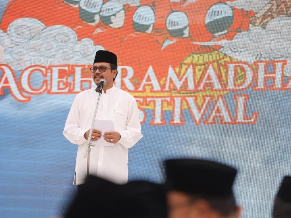 Foto: Pj Sekda Aceh, Azwardi AP, M.Si menyampaikan sambutan saat membuka Aceh Ramadhan Festival 2024 di Halaman Masjid Raya Baiturrahman, Jumat 29/3/2024