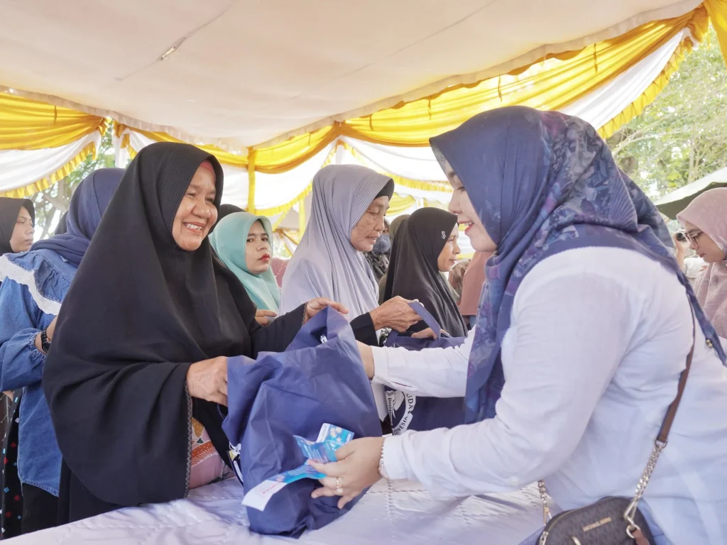 Foto: Salah satu Karyawan PT PIM melayani konsumen Pasar Muarah