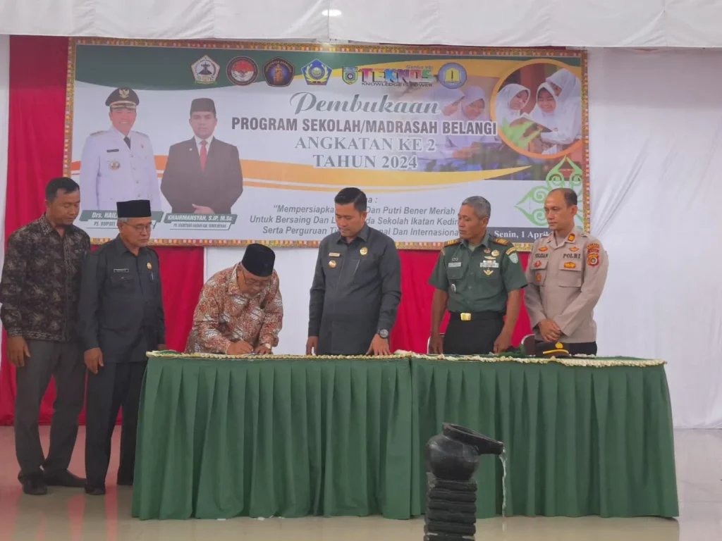 Foto: Rektor UMMAH, Dr. Muharrir Asy'ari, Lc. M.Ag dan Pj. Bupati Bener Meriah, Haili Yoga, Menandatangani MOu yang dilaksanakan di Aula Aman Dimot, Kabupaten Bener Meriah, Senin, 1/4/2024.