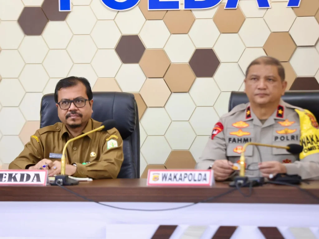 Foto: Penjabat (Pj) Sekretaris Daerah (Sekda) Aceh, Azwardi rapat lintas sektoral operasi ketupat Seulawah, di gedung utama Mapolda Aceh