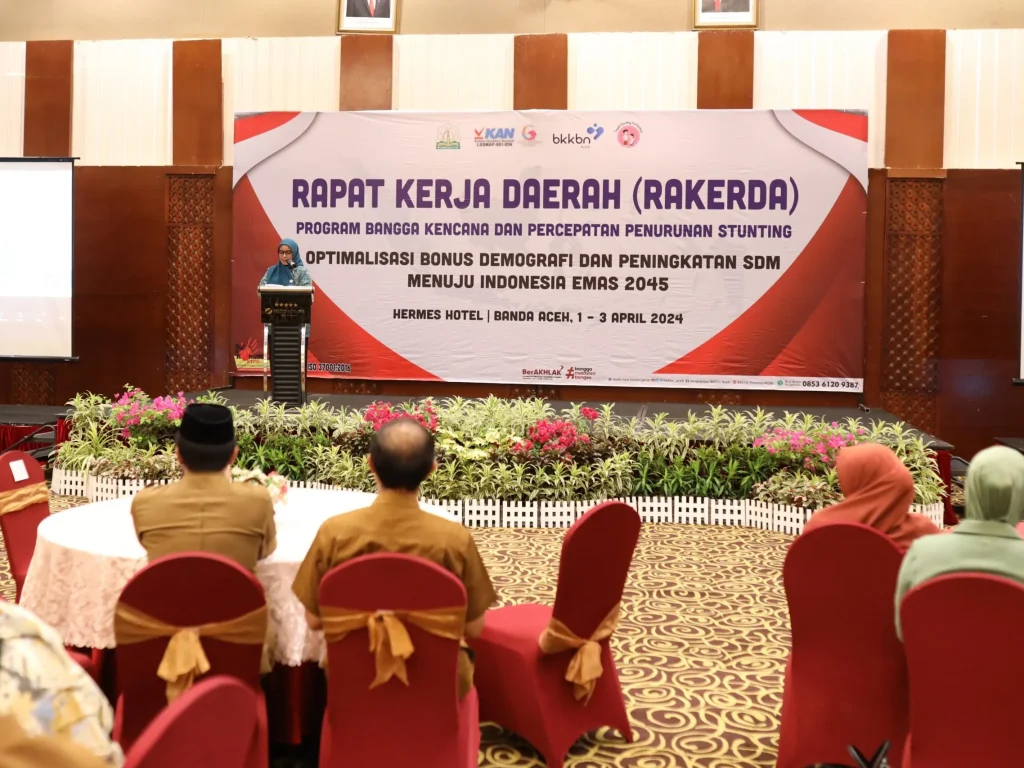 Foto: Pj Ketua TP PKK Aceh, Mellani Subarni menyampaikan materi pada Rapat Kerja Daerah (Rakerda) program bangga kencana dan percepatan penurunan stunting dalam rangka optimalisasi bonus demografi dan peningkatan SDM menuju Indonesia Emas 2045 yang diselenggarakan BKKBN Perwakilan Aceh di Hermes Hotel, Banda Aceh, 2/4/2025