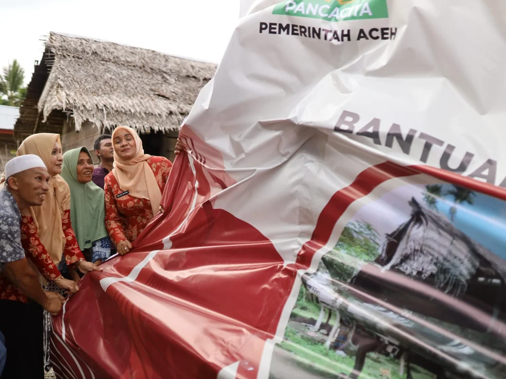 Foto: Pembina DWP Aceh, Mellani Subarni meresmikan rumah sangat sederhana bantuan Dharma Wanita Persatuan (DWP) Aceh si Lamteuba Droe, Kecamatan Seulimum, Aceh Besar, 2/4/2024