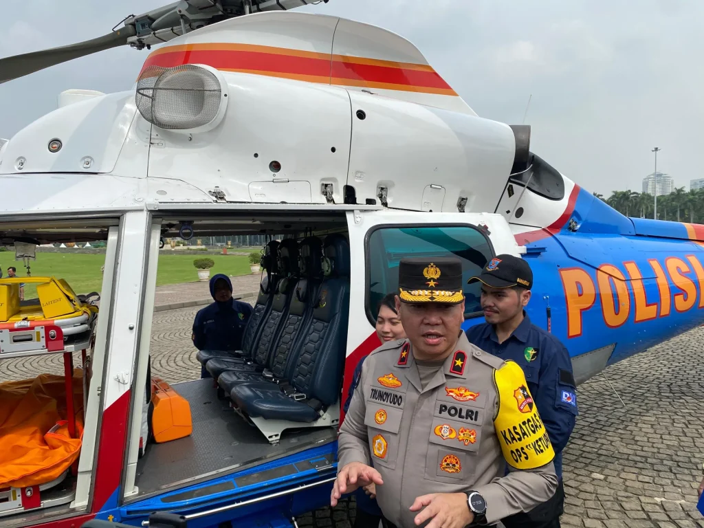 Foto: Dua helikopter dari Direktorat Polisi Udara ini bertugas mengevakuasi korban dalam pelaksanaan Operasi Ketupat 2024.