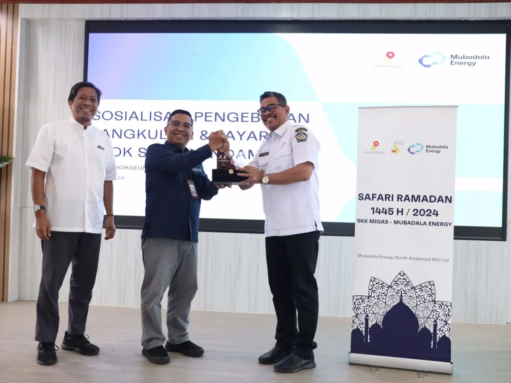Foto: Kepala Divisi Formalitas dan Komunikasi, SKK Migas Sumatera Bagian Utara, Yanin Kholison didampingi  Senior Officer CSR, Mubadala Energy, Ruly Bernaputra menyerahkan Cendera Mata kepada Pj Wali Kota Lhokseumawe