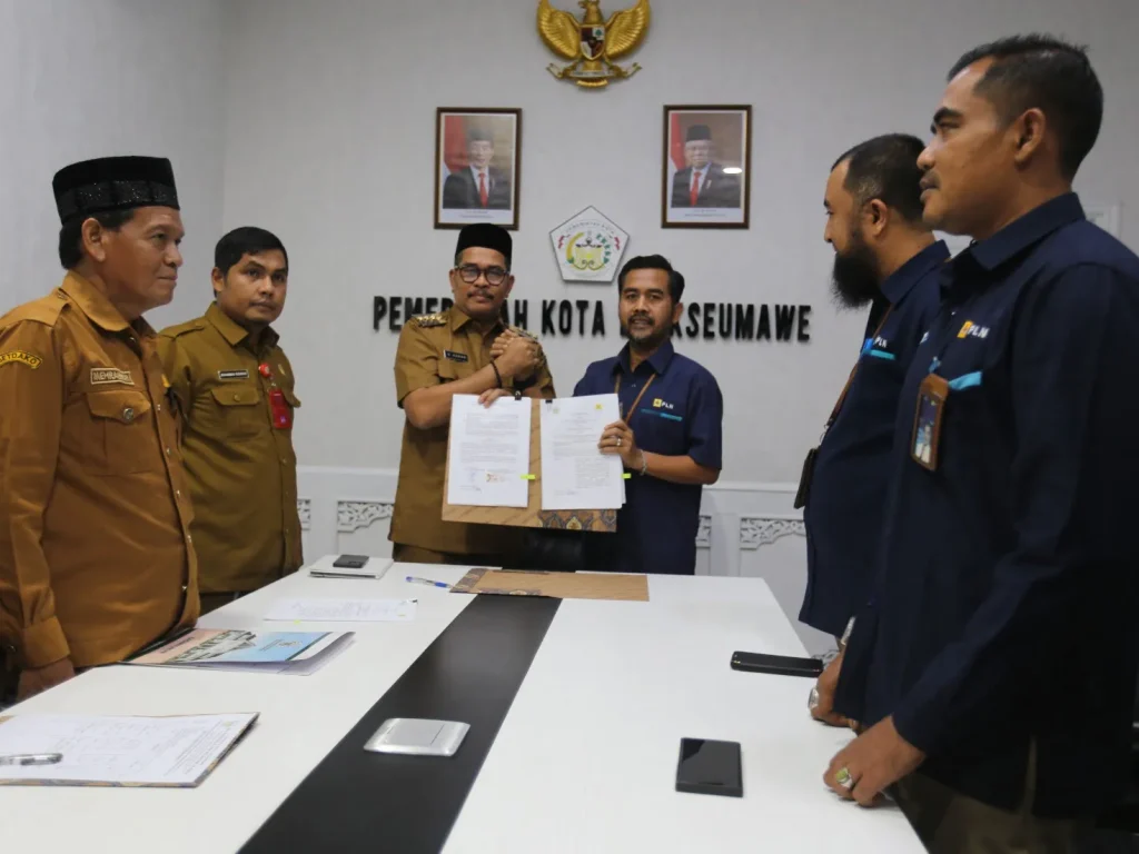 Foto: Penandatanganan MoU dilakukan oleh Pj. Wali Kota Lhokseumawe, A. Hanan, SP, MM dan Manager PT PLN (Persero) UP3 Lhokseumawe, Husni, ST, M.Si.