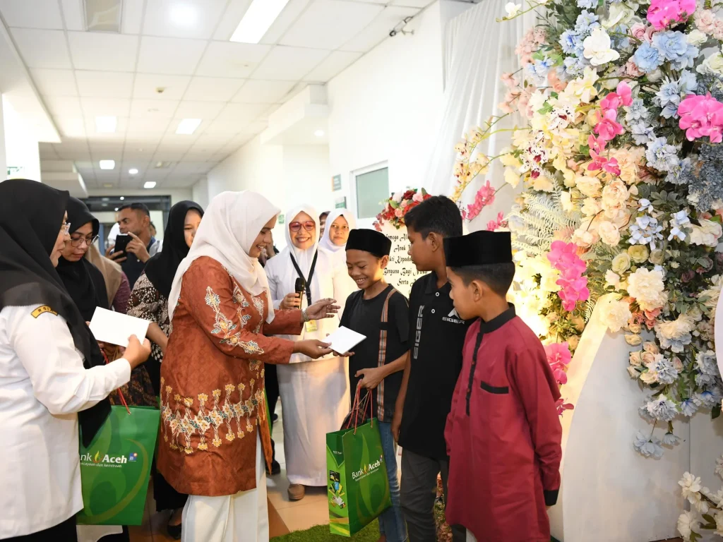 Foto: Pj. Ketua TP-PKK Aceh, Melani Subarni menghadiri kegiatan sunat massal dan peresmian ruang CT SCAN Rumah Sakit Ibu dan Anak, Banda Aceh,