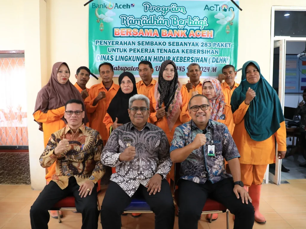 Foto: Penjabat Bupati Aceh Utara Dr Mahyuzar, MSi, bersama Kepala PT BAS Cabang Lhokseumawe Taufik Saleh menyerahkan bantuan 283 paket bahan sembako kepada tenaga kontrak kebersihan yang bertugas di berbagai pasar dalam wilayah Aceh Utara Kamis, 4 April 2023.