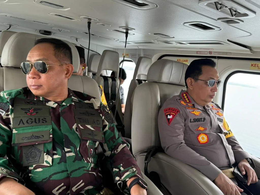 Foto: Kapolri Jenderal Listyo Sigit Prabowo dan Panglima TNI Jenderal Agus Subiyanto melakukan patroli udara menggunakan helikopter menuju Pelabuhan Gilimanuk