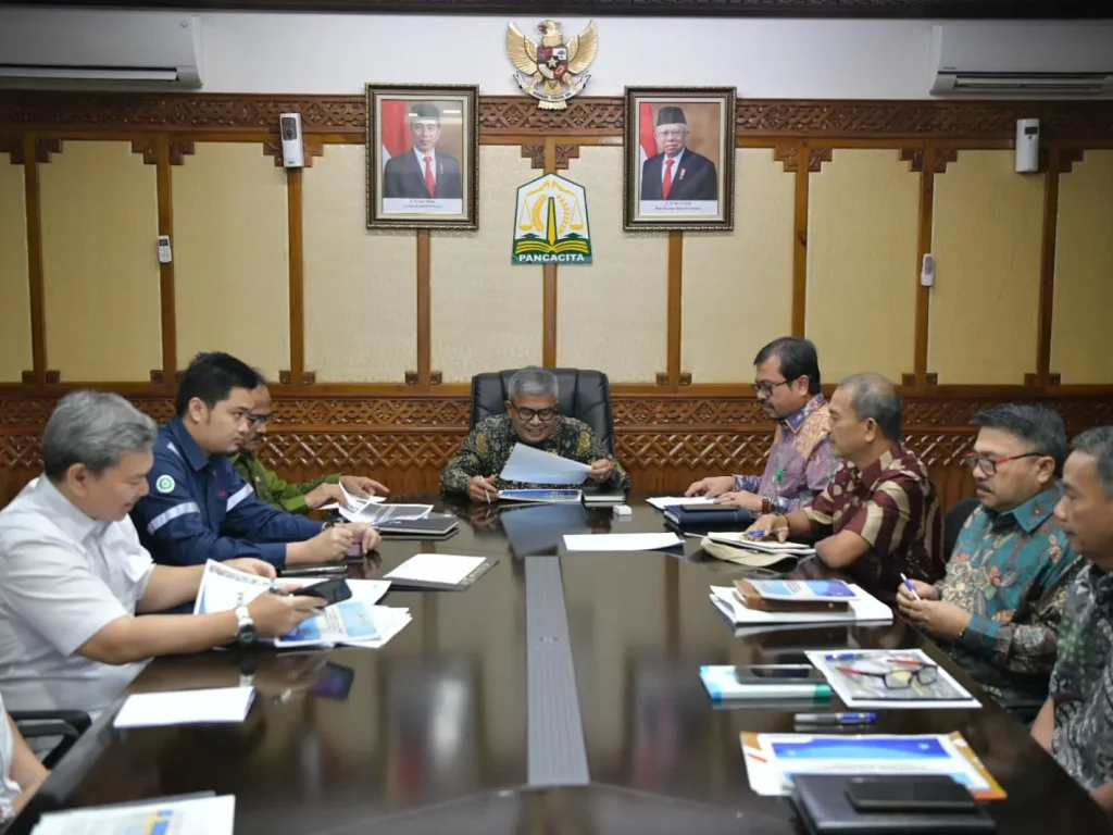 Foto: Pj. Gubernur Aceh, Bustami didampingi Pj. Sekda Aceh, Azwardi  Rapat Koordinasi Tekait Pelaksanaan Kegiatan Pemerintah Pusat di Provinsi Aceh diruang rapat Gubernur Aceh,