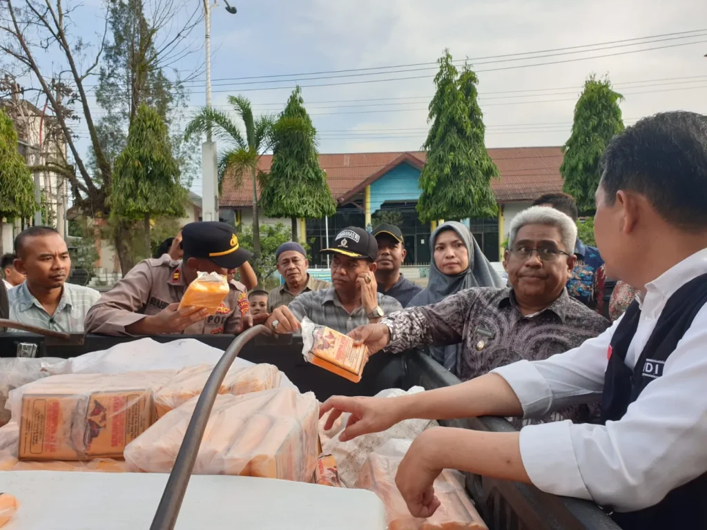 Foto: Pj Bupati Aceh utara bersama Kepala BPOM Aceh Memperlihatkan hasil sidak temuan Boraks di Aceh Utara
