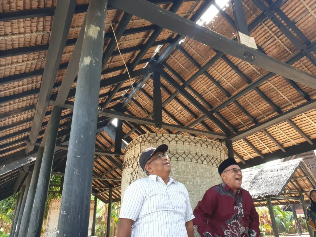 Foto: Pj Bupati Mahyuzar duduk di Bagunan Kreung (empat menyimpan Padi Masa Itu) melihat secara langsung atap dan lantai dengan kondisi rusak