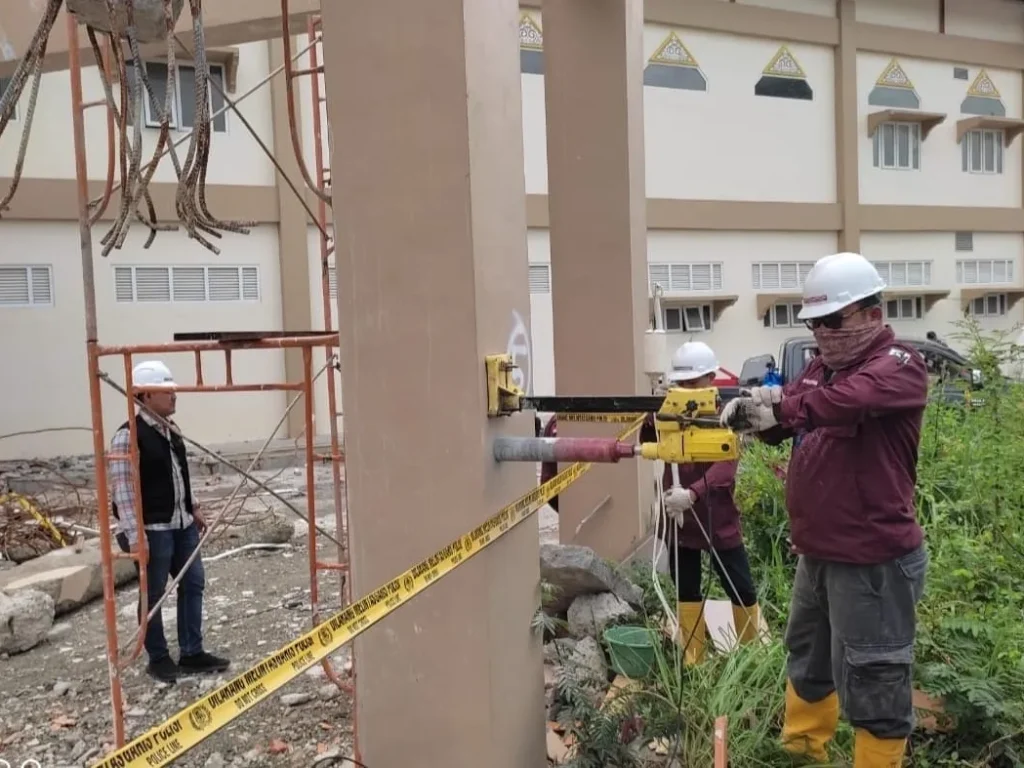 Foto: Tim Penyidik Subdit Tipidkor Ditreskrimsus Polda Aceh seddang melakukan Pengambilan sampel Uji