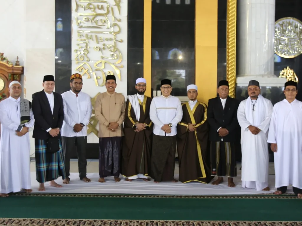 Foto: Ribuan umat Islam di Kota Lhokseumawe memadati Masjid Agung Islamic Center Kota Lhokseumawe untuk melaksanakan Salat Idul Fitri 1445 Hijriah, Rabu pagi (10/4/2024).