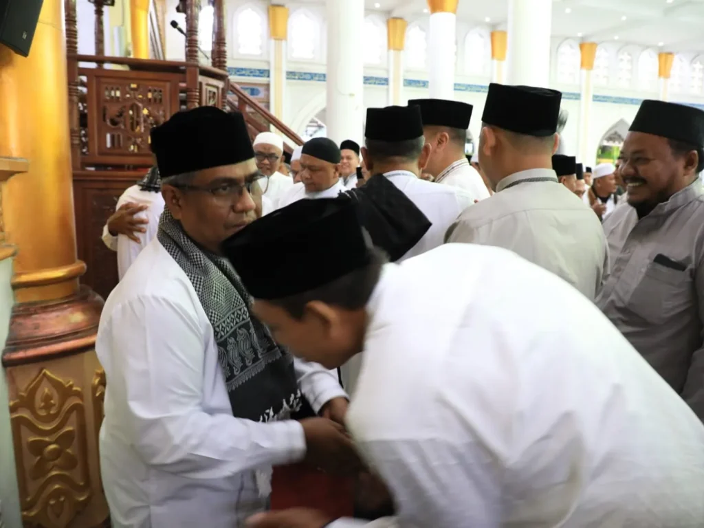 Foto: Penjabat Bupati Aceh Utara Dr Mahyuzar, MSi, Tunaikan Shalat Idul Fitri di Masjid Agung Baiturrahim Lhoksukon,