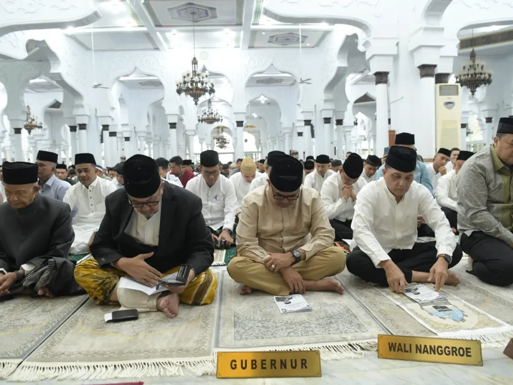 Foto: Gubernur Aceh, Bustami Hamzah bersama forkopimda melaksanakan Shalat Idul Fitri 1445H di masjid Raya Baiturrahman Banda Aceh, 10/4/2024