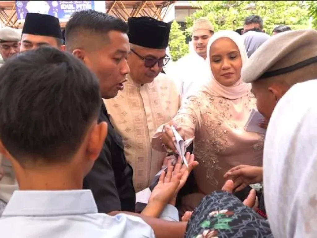 Foto: Pj Gubernur Aceh Bustami dan Mellani Berbagi Amplop Idul Fitri