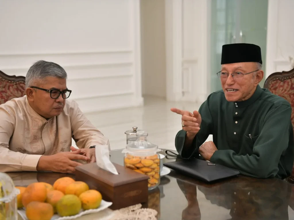 Foto: Pj. Gubernur Aceh, Bustami bersama Ketua PKK Aceh, Mellani Subarni, Pj. Sekda Aceh, Azwardi dan Pj. Bupati Aceh Besar, Muhammad Iswanto serta sejumlah Kepala SKPA Silaturrahmi Idul Fitri 1445 H 2024 M di Kediaman Wali Nanggroe Aceh, Malek Mahmud Alhaytar, Aceh Besar, Rabu, 10/04/2024.
