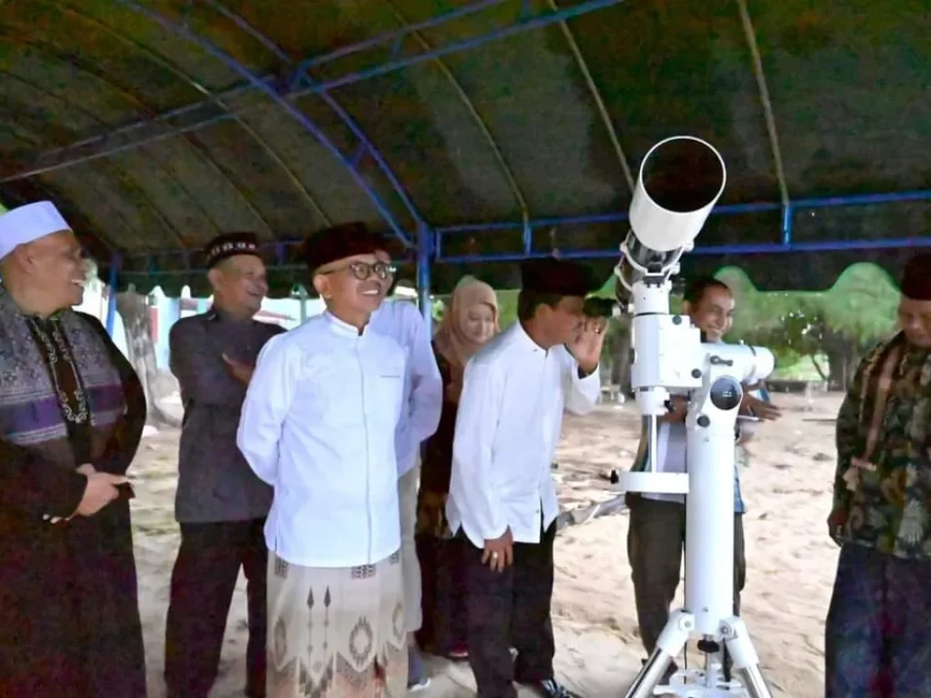 Foto:Pj Bupati Aceh Jaya Dr. A Murtala ikut pemantauan hilal penetapan bersama Kantor Kementerian Agama (Kankemenag) Kabupaten Aceh Jaya telah melakukan pemantauan bulan atau Rukyatul hilal, Selasa (9/4/2024), di Pantai Lhok Geulumpang, Kecamatan Setia Bakti.