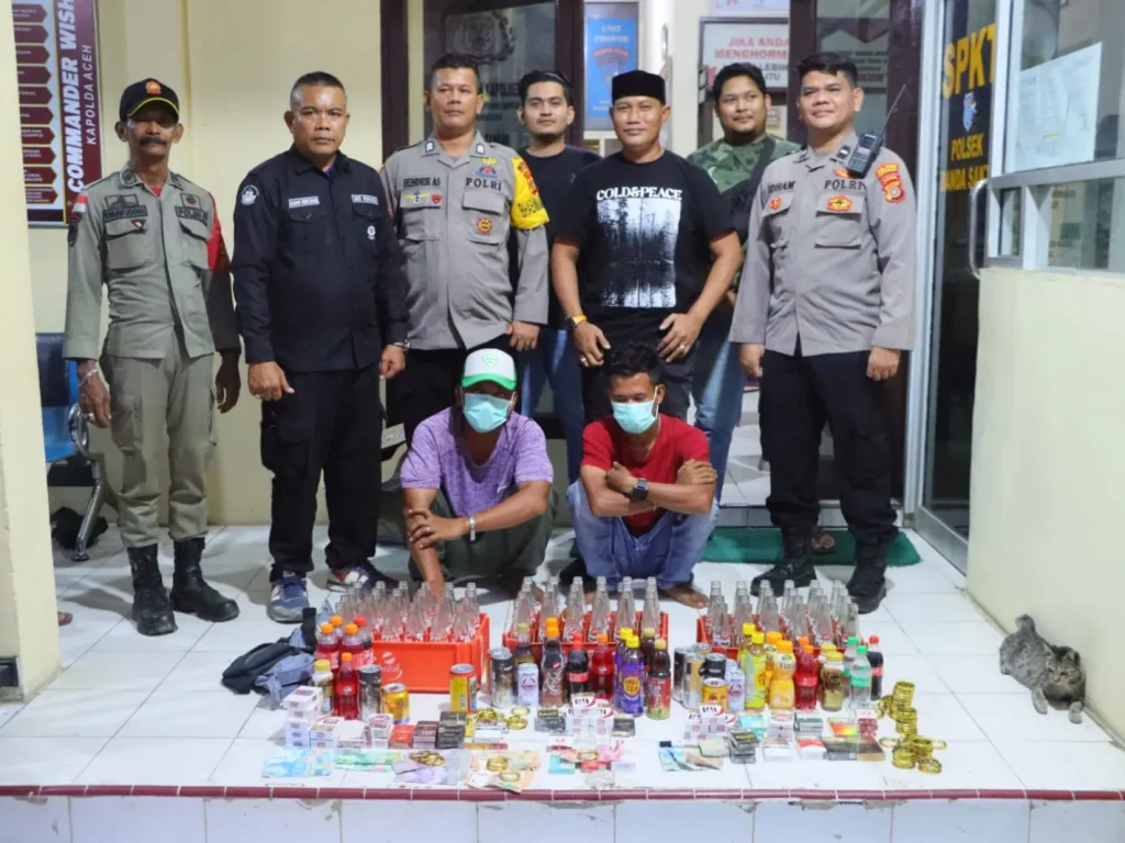 Foto: Polres Lhokseumawe mengamankan dua orang yang diduga melakukan praktek Maisir (lempar gelang dalam botol) dekat pondok Rumbia kawasan wisata Jomblang, Kecamatan Banda Sakti, Kota Lhokseumawe