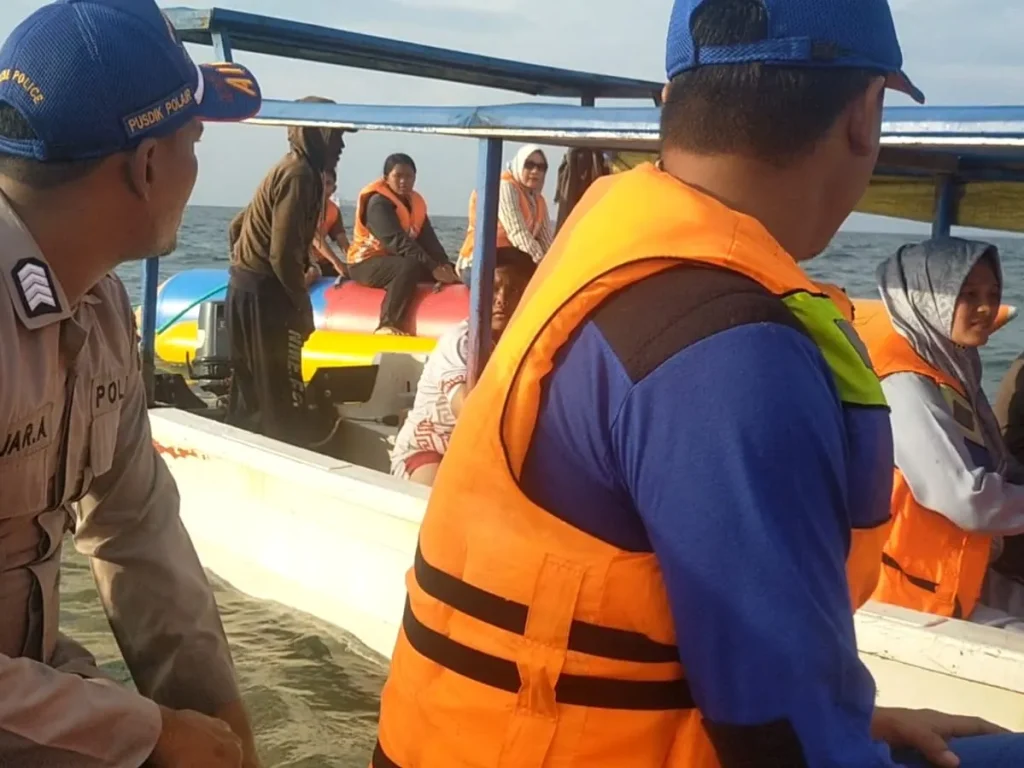 Foto: Polres Lhokseumawe mengerahkan Polairud tingkatkan patroli perairan di kawasan Pantai Wisata Ujong Blang, Kecamatan Banda Sakti, Kota Lhokseumawe