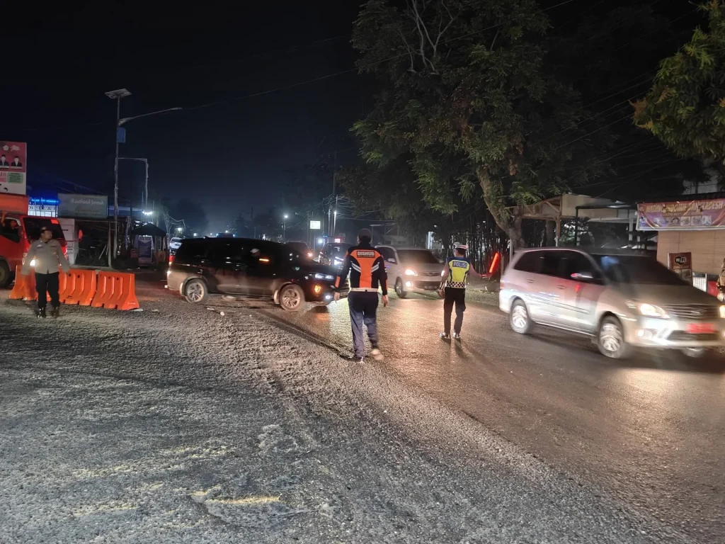 Foto: Personil Pos Pam Lebaran Idul Fitri 1445 H Polres Lhokseumawe aktif melakukan pengaturan dan pengamanan di lokasi titik rawan macet