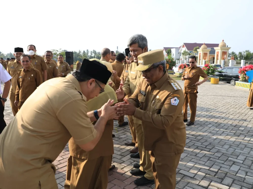 Foto: Pj Bupati Mahyuzar Bersalaman usai Apel Gabungan ASN di lapangan Kantor Bupati Landing