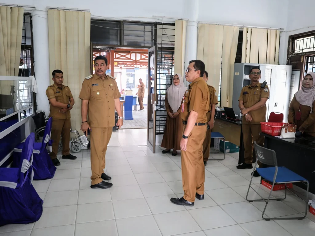 Foto: Pj Wali Kota Lhokseumawe Visit Kantor Pelayanan lingkup Pemko Lhokseumawe pasca Lebaran Idul Fitri 1445H di Disdukcapil