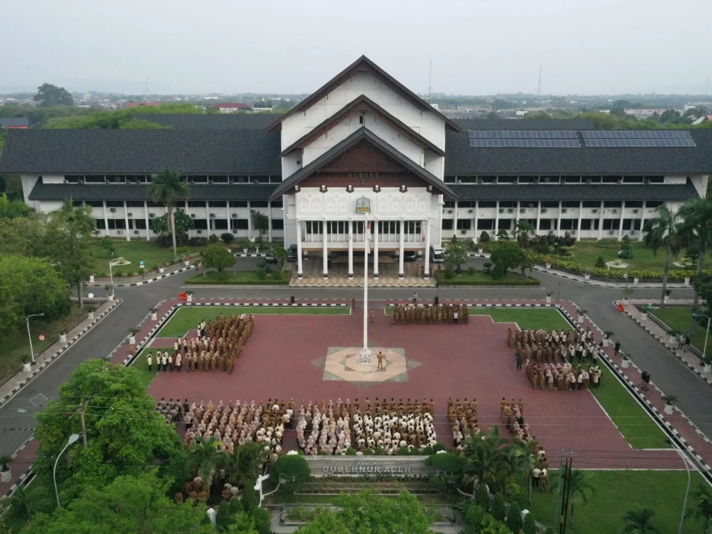 Foto: Pj Gubernur Aceh, Bustami SE, M.Si memimpin apel perdana setelah libur Idul Fitri di Lingkup Setda Aceh dan BPKA di Halaman Kantor Gubernur Aceh, Selasa 16/4/2024