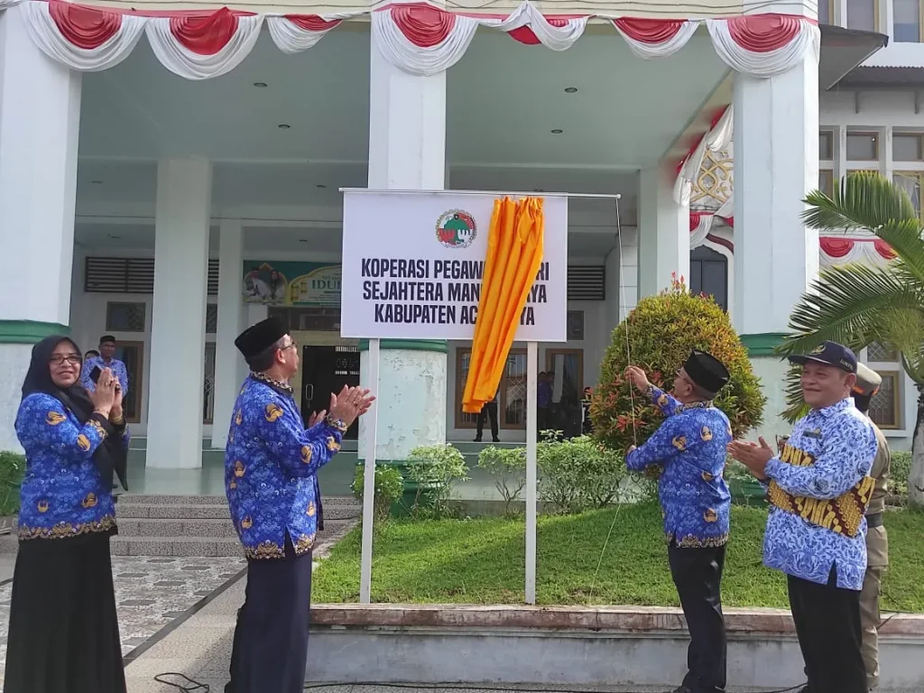 Foto: Pj. Bupati Aceh Jaya, Dr. A. Murtala., M.Si., secara resmi meluncurkan Koperasi Pegawai Negeri Sejahtera Mandiri Jaya (KPN KOPSEMA JAYA) di Halaman Kantor Bupati Aceh Jaya pada rabu, 17 april 2024.