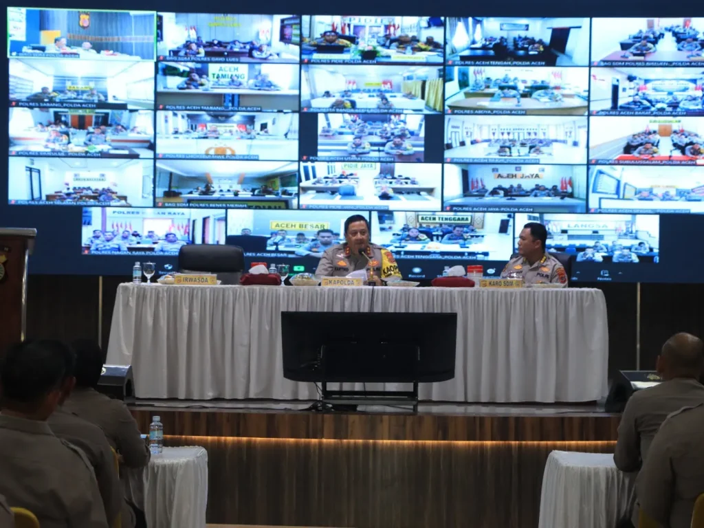Foto: Kapolda Aceh memberikan arahan kepada Panitia Daerah, Pengawas Internal, dan Kabag SDM Polres/Ta jajaran Polda Aceh terkait penerimaan terpadu anggota Polri tahun 2024 di Aula Presisi, Rabu, 17 April 2024.
