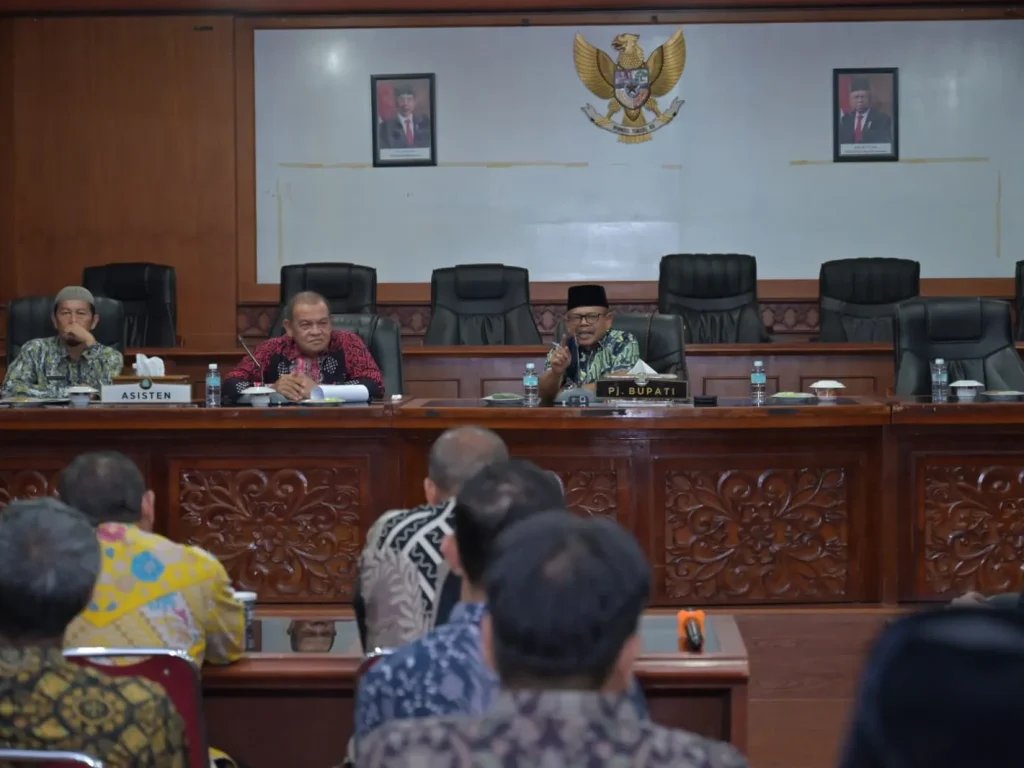 Foto: Penjabat (Pj.) Bupati Aceh Jaya, Dr. A. Murtala., M.Si., memimpin rapat koordinasi bersama seluruh Kepala Satuan Kerja Perangkat Daerah (SKPK), Camat, dan unsur terkait lainnya di lingkungan Pemerintah Kabupaten Aceh Jaya. Rapat tersebut dilaksanakan di Aula Lantai III Setdakab Aceh Jaya pada hari Kamis, 18 April 2024.