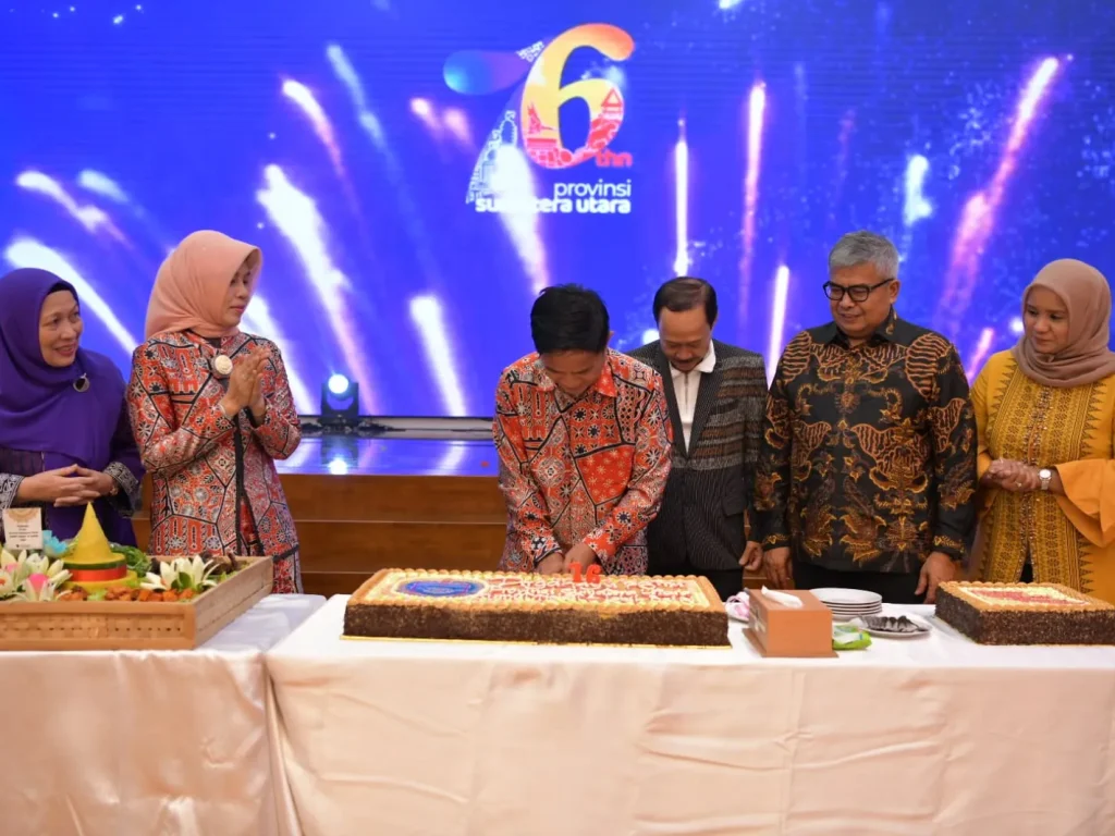 Foto: Pj. Gubernur Sumatera Utara  Hassanuddin memotong kue Ultah Pemprov Sumut yang ke 76 disaksikan oleh   Pj Gubernur Aceh Bustami, SE,M.Si, Pj ketua TP pkk Aceh Mellani Subarni, Pj ketua TP PKK Sumut dan Sekda Sumut  di Aula Raja Inal Siregar, Medan, Sumatera Utara, Kamis, 18/04/2024.